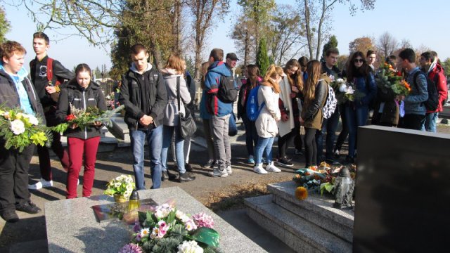 Umarłych wieczność dotąd trwa, dokąd pamięcią im się płaci…